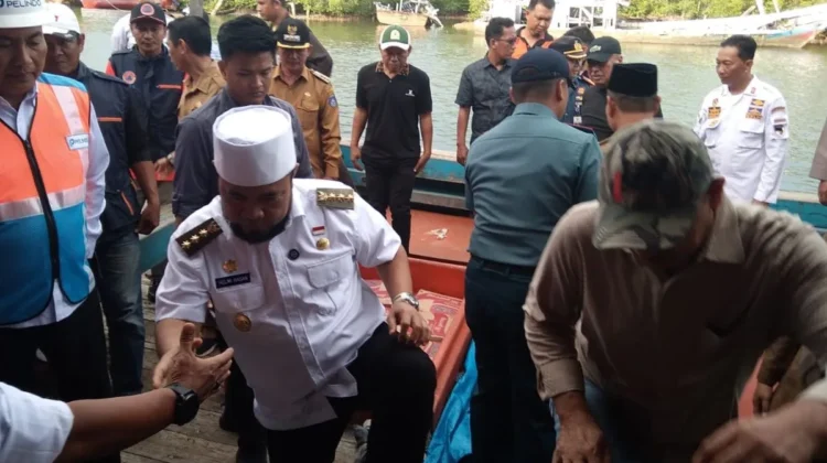 Gubernur Bengkulu Helmi Hasan mengecek bantuan yang akan dikirimkan ke Pulau Enggano. 