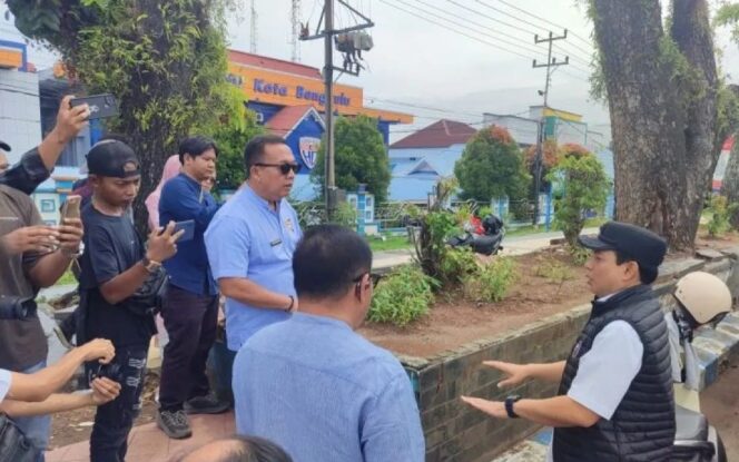 
					Wali Kota Bengkulu Dedy Wahyudi saat meninjau lokasi di kawasan Jalan S Parman.