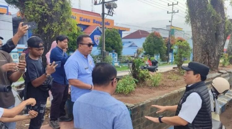 Wali Kota Bengkulu Dedy Wahyudi saat meninjau lokasi di kawasan Jalan S Parman.