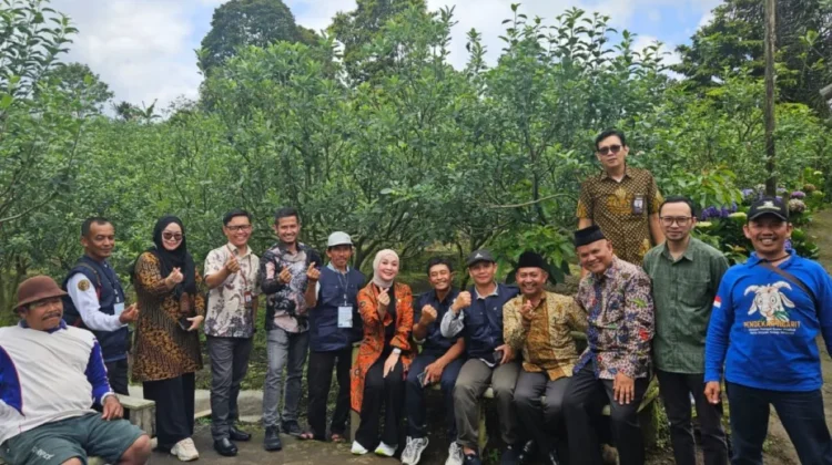 Anggota DPR RI dari Komisi VII Erna Sari Dewi (tengah) berfoto bersama dengan pengurus Kelompok Sadar Wisata (Pokdarwis) Desa IV Suku Menanti, Kecamatan Sindang Dataran, Kabupaten Rejang Lebong, Provinsi Bengkulu, Minggu, (13/4/2025).