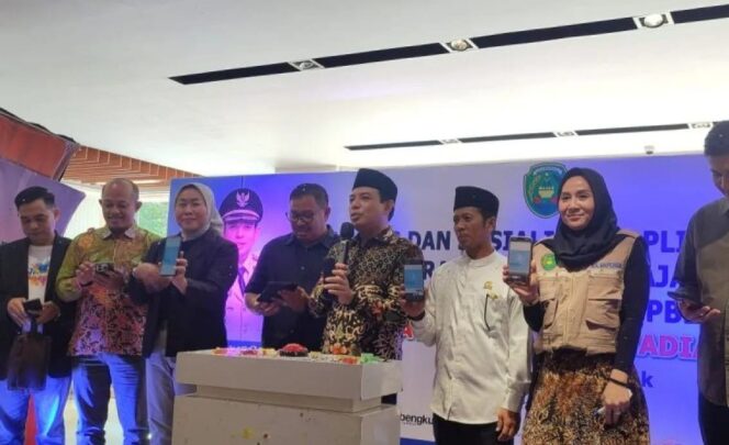 
Wali Kota Bengkulu Dedy Wahyudi dan pejabat di Bengkulu saat menunjukkan tanda bukti pelunasan PBB melalui aplikasi PADEK, Jumat (18/4/2025)