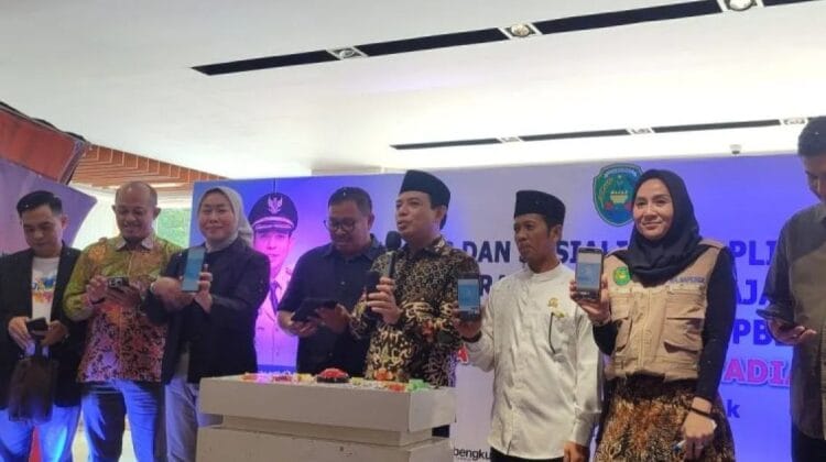 Wali Kota Bengkulu Dedy Wahyudi dan pejabat di Bengkulu saat menunjukkan tanda bukti pelunasan PBB melalui aplikasi PADEK, Jumat (18/4/2025)