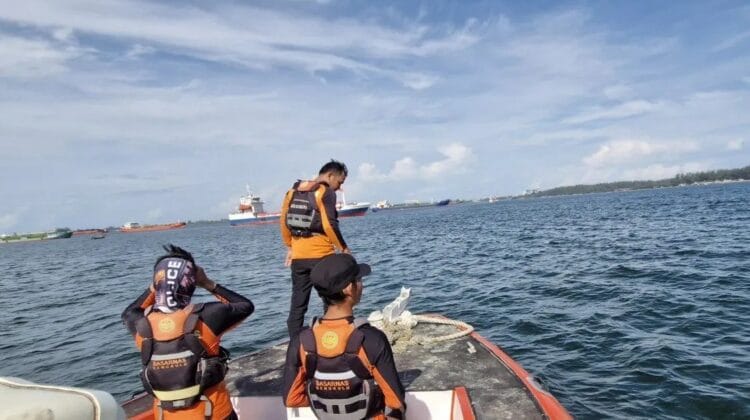Tim Basarnas Bengkulu saat melakukan proses pencarian terhadap korban yang hilang di perairan Lentera Merah Pulau Baai Bengkulu. Minggu (20/4/2025)