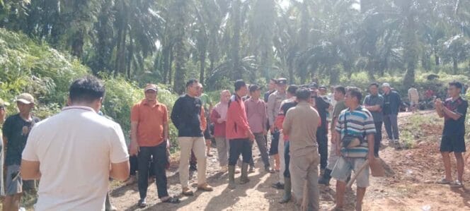 
Perbaikan Darurat Jalan Amblas Talang Rami, Bupati Seluma Turun Gotong Royong Bersama Warga