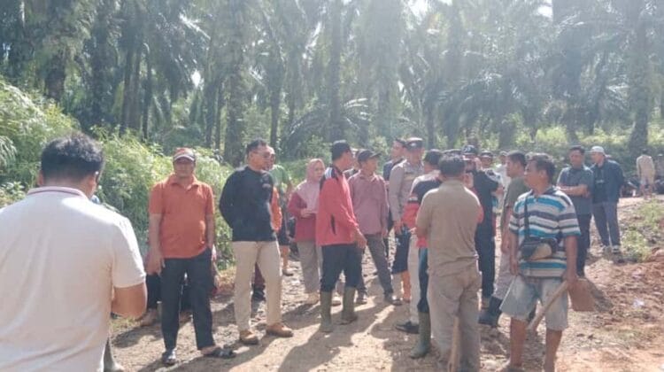 Perbaikan Darurat Jalan Amblas Talang Rami, Bupati Seluma Turun Gotong Royong Bersama Warga