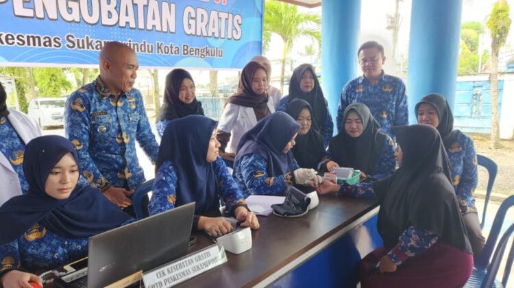 Peringatan HKN ke-61: Puskesmas Sukamerindu Gelar Cek Kesehatan dan Pengobatan Gratis di Sungai Serut