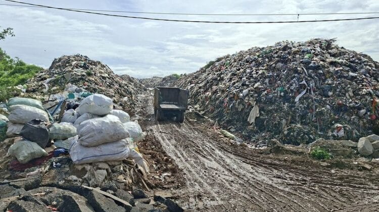 Jalan TPA Air Sebakul Bengkulu Rusak Parah, Pengangkut Sampah Mengeluh “Penuh Derita”