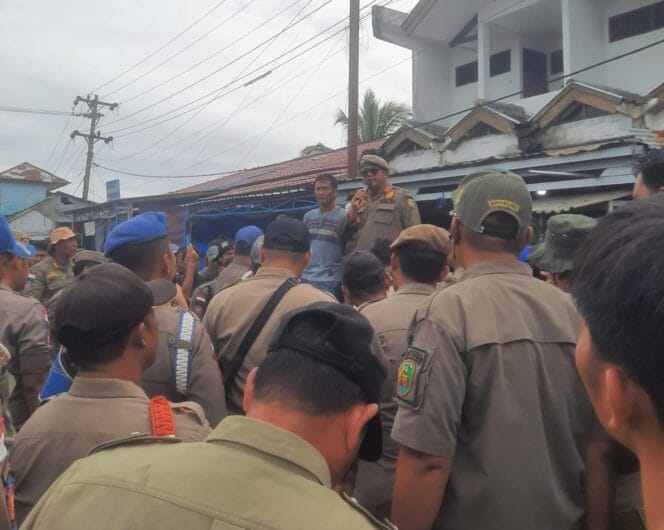 
Satpol PP Kota Bengkulu Tertibkan Pedagang Pasar Minggu Demi Tata Kota yang Lebih Baik