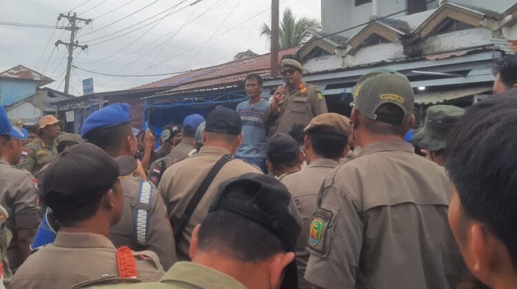 Satpol PP Kota Bengkulu Tertibkan Pedagang Pasar Minggu Demi Tata Kota yang Lebih Baik