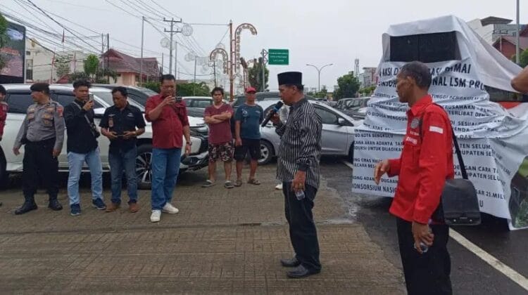 Unjuk Rasa Konsorsium LSM Bengkulu Menuntut Evaluasi Ritel Modern