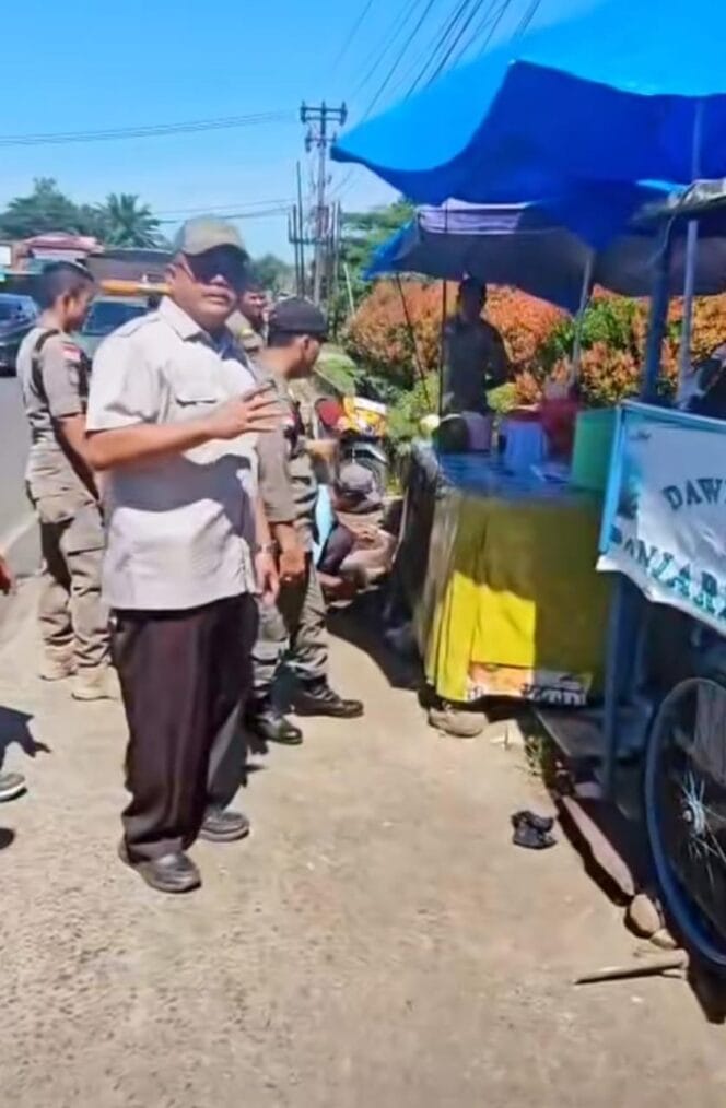 
Penertiban Trotoar Jalan, Zainul Arifin: Satpol PP Kota Bengkulu Tegakkan Perda