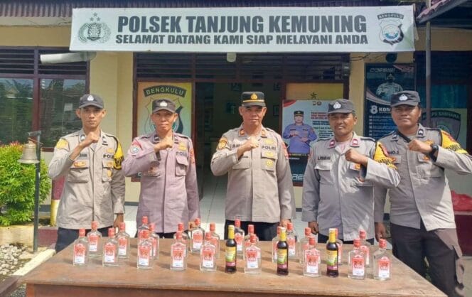 
Polsek Tanjung Kemuning Sita 27 Botol Miras dalam Operasi Pekat