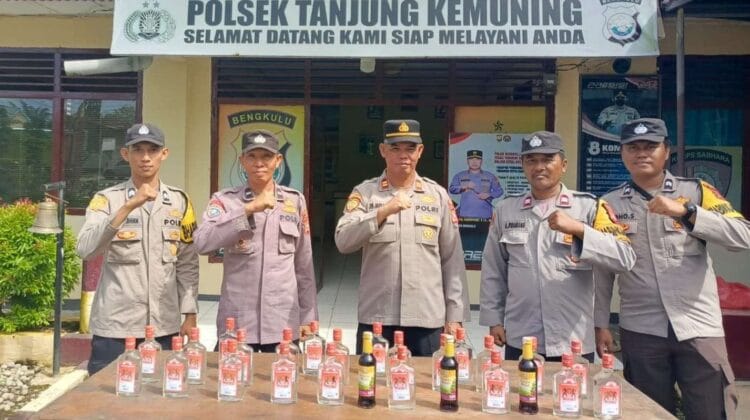 Polsek Tanjung Kemuning Sita 27 Botol Miras dalam Operasi Pekat
