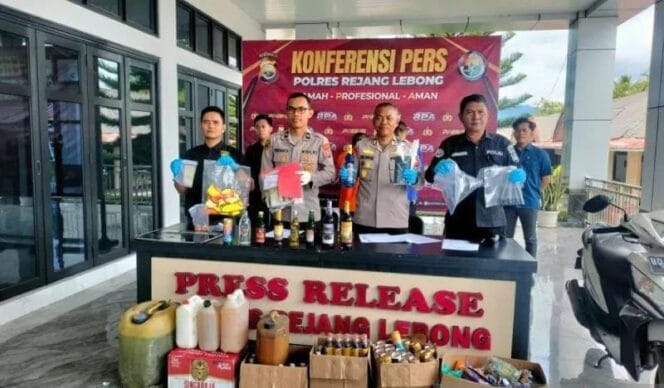 
Hasil Operasi Pekat Nala II 2025: Polres Rejang Lebong Amankan 16 Tersangka Kejahatan