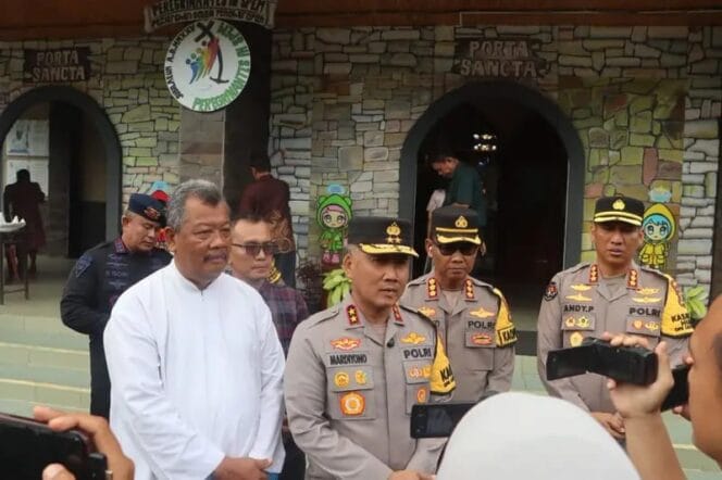 
Pantau Ibadah Natal, Kapolda Bengkulu Pastikan Keamanan Gereja dan Objek Wisata