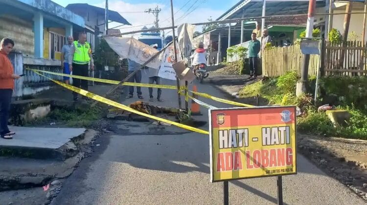 Akses Karang Anyar–Tasikmalaya Lumpuh Akibat Jalan Ambles, Kendaraan Roda 4 Dilarang Melintas