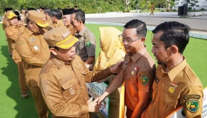 
Apresiasi Akhir Tahun: 41 ASN Berprestasi di Kota Bengkulu Terima Penghargaan, 3 Diantaranya Umrah Gratis