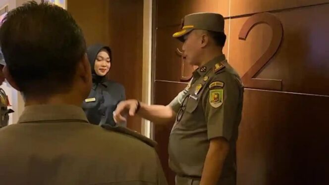 
					Disiplin Pegawai Disorot, Satpol PP Bengkulu Razia ASN yang Keluyuran di Mall dan Karaoke