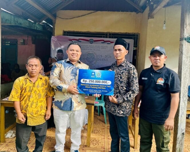 
Reses di Padang Merbau, Hendri Satrio Terus Berbagi Program