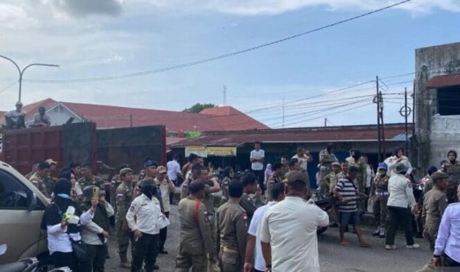 
Ricuh! Penertiban PKL Pasar Minggu Bengkulu Diwarnai Aksi Penyerangan Sajam ke Petugas