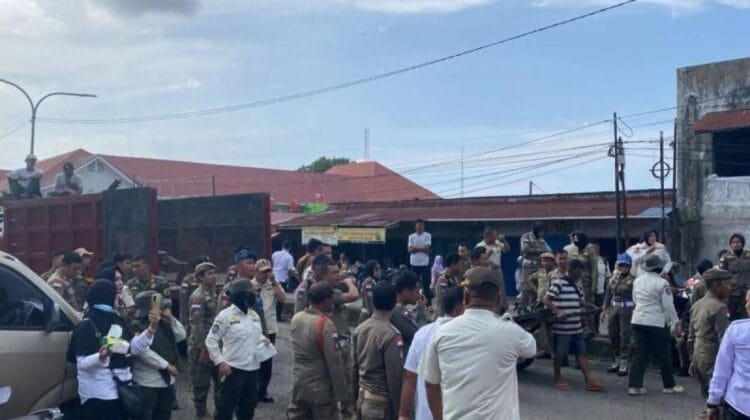 Ricuh! Penertiban PKL Pasar Minggu Bengkulu Diwarnai Aksi Penyerangan Sajam ke Petugas