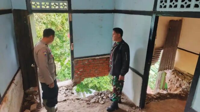 
					Cuaca Buruk Hantam Rejang Lebong: 5 Rumah di Kampung Jawa Curup Terjangkar Longsor