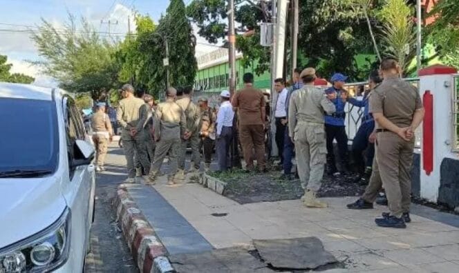 
Sikat Habis! Satpol PP Kota Bengkulu Sterilkan Jalan Cendana dan Mahoni dari Pedagang Bandel