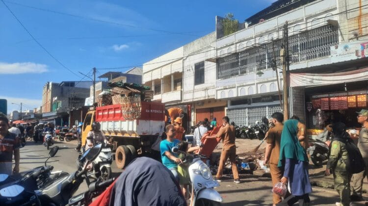Gebrakan Awal Tahun: Ratusan Personel Gabungan Kepung Pasar Panorama, Pastikan Tak Ada Lagi PKL di Bahu Jalan