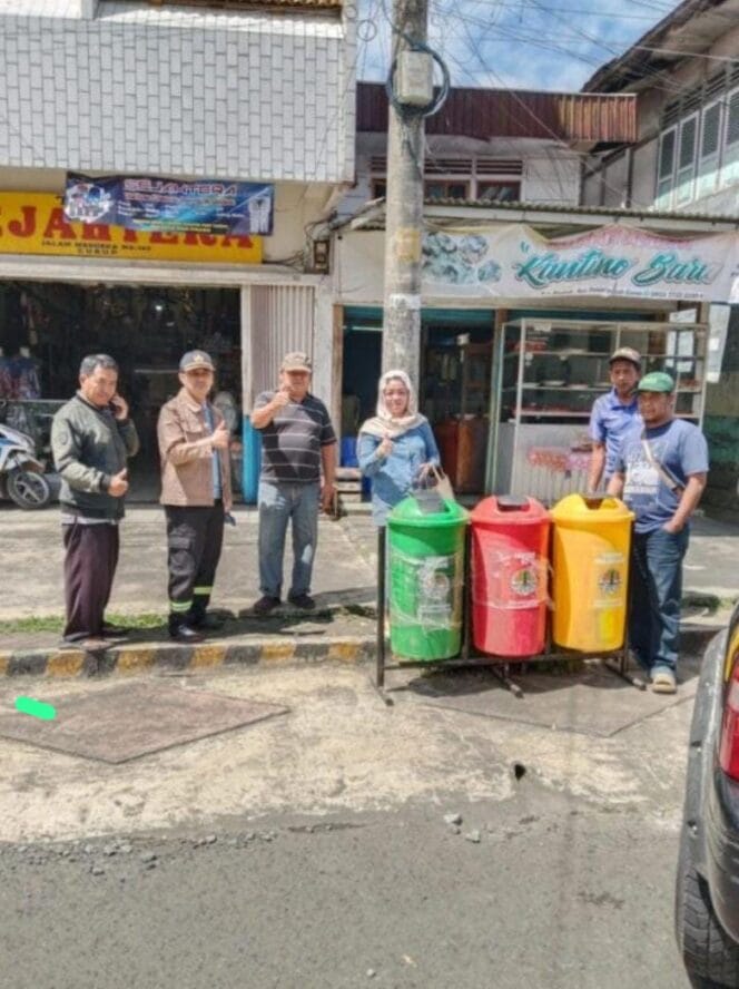 
Atasi Sampah di Jantung Kota, DLH Rejang Lebong Sebar Tong Sampah di Pasar Tengah