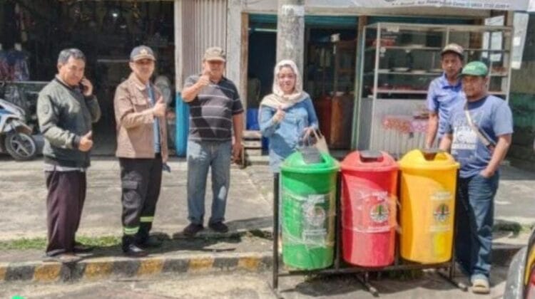 Atasi Sampah di Jantung Kota, DLH Rejang Lebong Sebar Tong Sampah di Pasar Tengah