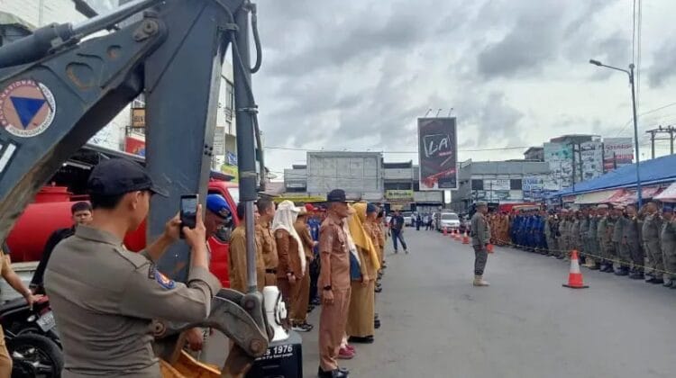 Pedagang Tertib Bongkar Lapak Mandiri : Satpol PP Turun Tangan Membantu 
