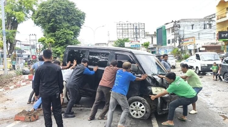 Gara-gara Cek HP, Minibus Grand Max Hantam Trotoar di Jalan S. Parman Bengkulu Hingga Hancur