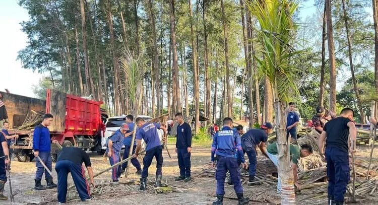 Jaga Ikon Wisata, Dedy Wahyudi Komandoi Aksi Bersih Pantai Panjang Pasir Putih