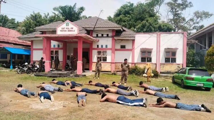 Asyik Main Gaple saat Jam Belajar, Belasan Pelajar di Sawah Lebar Diangkut Satpol PP Provinsi Bengkulu