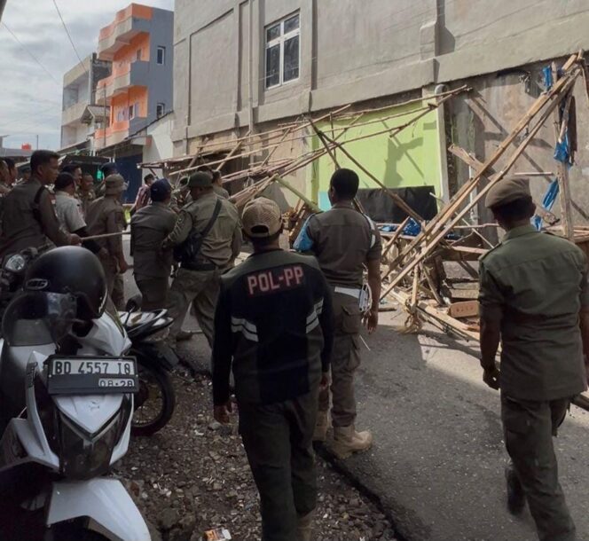 
					Fokus Kembalikan Ketertiban dan Keamanan Pengunjung, Satpol PP Kota Bengkulu “Bersihkan” Badan Jalan Pasar Panorama Dari PKL