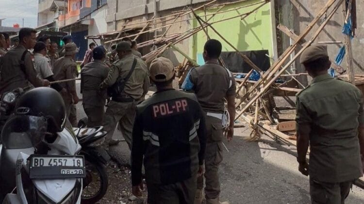 Fokus Kembalikan Ketertiban dan Keamanan Pengunjung, Satpol PP Kota Bengkulu “Bersihkan” Badan Jalan Pasar Panorama Dari PKL
