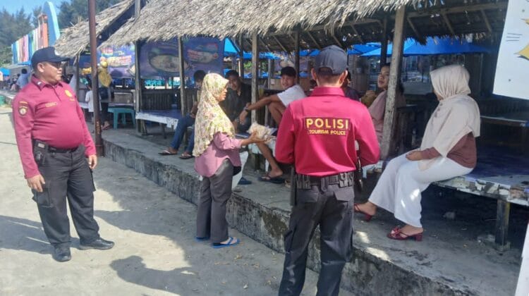 Tingkatkan Keamanan Wisatawan, Ditpamobvit Polda Bengkulu Gencarkan Patroli Dialogis di Pantai Panjang