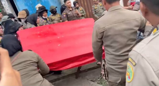 
					Satpol PP Kota Bengkulu “Sikat” PKL dan Bangunan Liar di Kawasan KZ Abidin, Tak Ada Lagi Negosiasi!