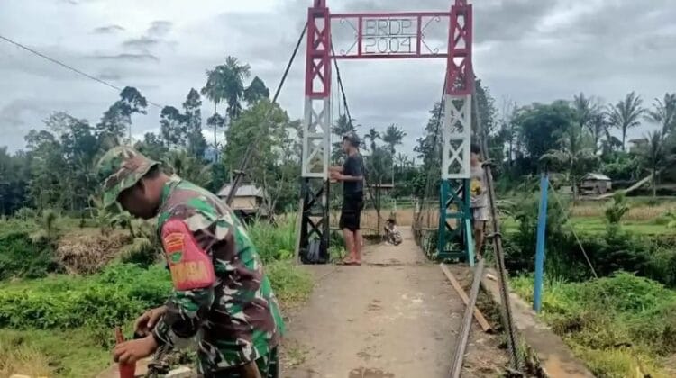 Kodim 0409/Rejang Lebong Sulap Jembatan Rusak di Desa Seguring Jadi Akses Mulus Petani