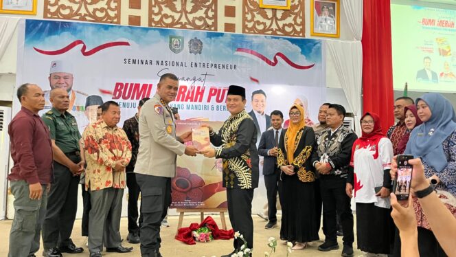 
					Menggali Jejak Sejarah yang Terlupakan, Helmi Hasan Luncurkan Buku ‘Bumi Merah Putih’