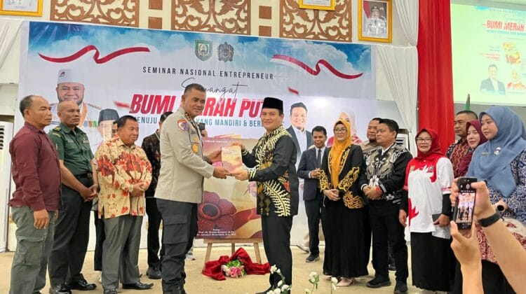 Menggali Jejak Sejarah yang Terlupakan, Helmi Hasan Luncurkan Buku ‘Bumi Merah Putih’