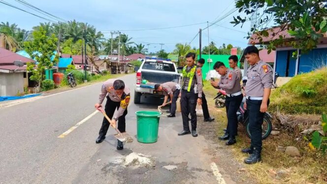 
					Cegah Tragedi Berulang, Satlantas Polres Seluma Gerak Cepat Tambal Jalan Berlubang Pasca Laka Maut PNS PN Tais