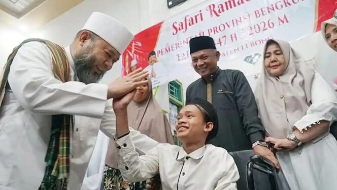 
					Safari Subuh di Ketahun, Helmi Hasan Guyur Bengkulu Utara 22 Ambulans dan Proyek Jalan Rp42 Miliar