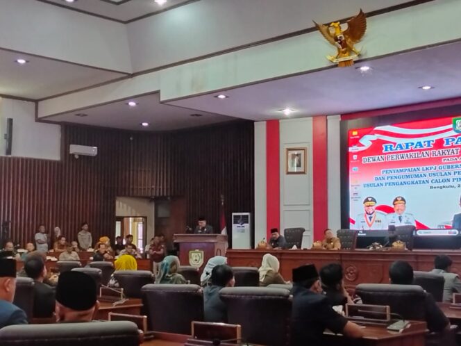 
Sempat Memanas, Paripurna DPRD Provinsi Bengkulu Akhirnya Sahkan Usulan Pergantian Pimpinan