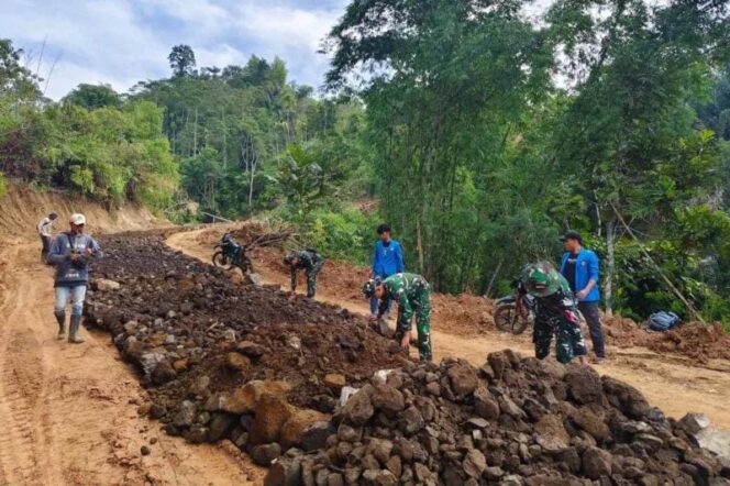 
Akses Ekonomi Terbuka! TMMD ke-127 Kodim 0409/Rejang Lebong Tuntaskan Jalan 4,1 Km di Desa Seguring