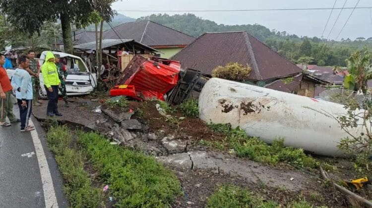 Rem Blong di Suban Ayam! Truk LPG Hantam Pick Up dan Rumah Warga, 5 Orang Dilarikan ke RS