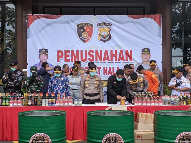 
Jelang Lebaran, Polda Bengkulu Musnahkan Ribuan Botol Miras dan Narkotika Hasil Operasi Pekat Nala I
