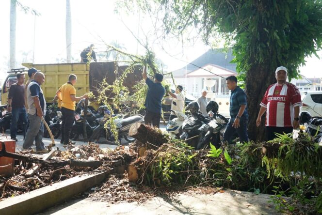 
Sambut Libur Lebaran, Pemkot dan Polresta Bengkulu ‘Gerebek’ Kebersihan Lapangan Merdeka