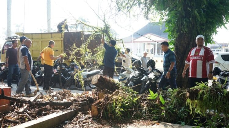 Sambut Libur Lebaran, Pemkot dan Polresta Bengkulu ‘Gerebek’ Kebersihan Lapangan Merdeka