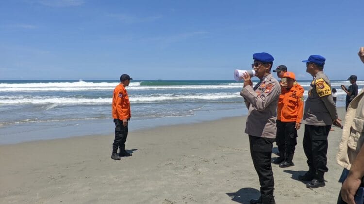Waspada Arus Kuat! Petugas Patroli Tiap Jam Larang Wisatawan Berenang di Pantai Panjang Selama Libur Lebaran